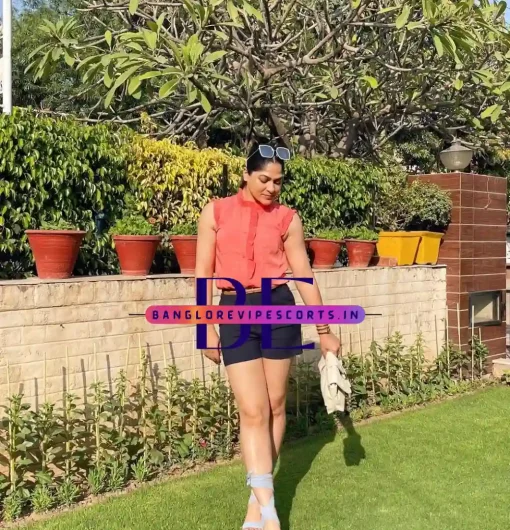 Pictures of Manara Escort Girl